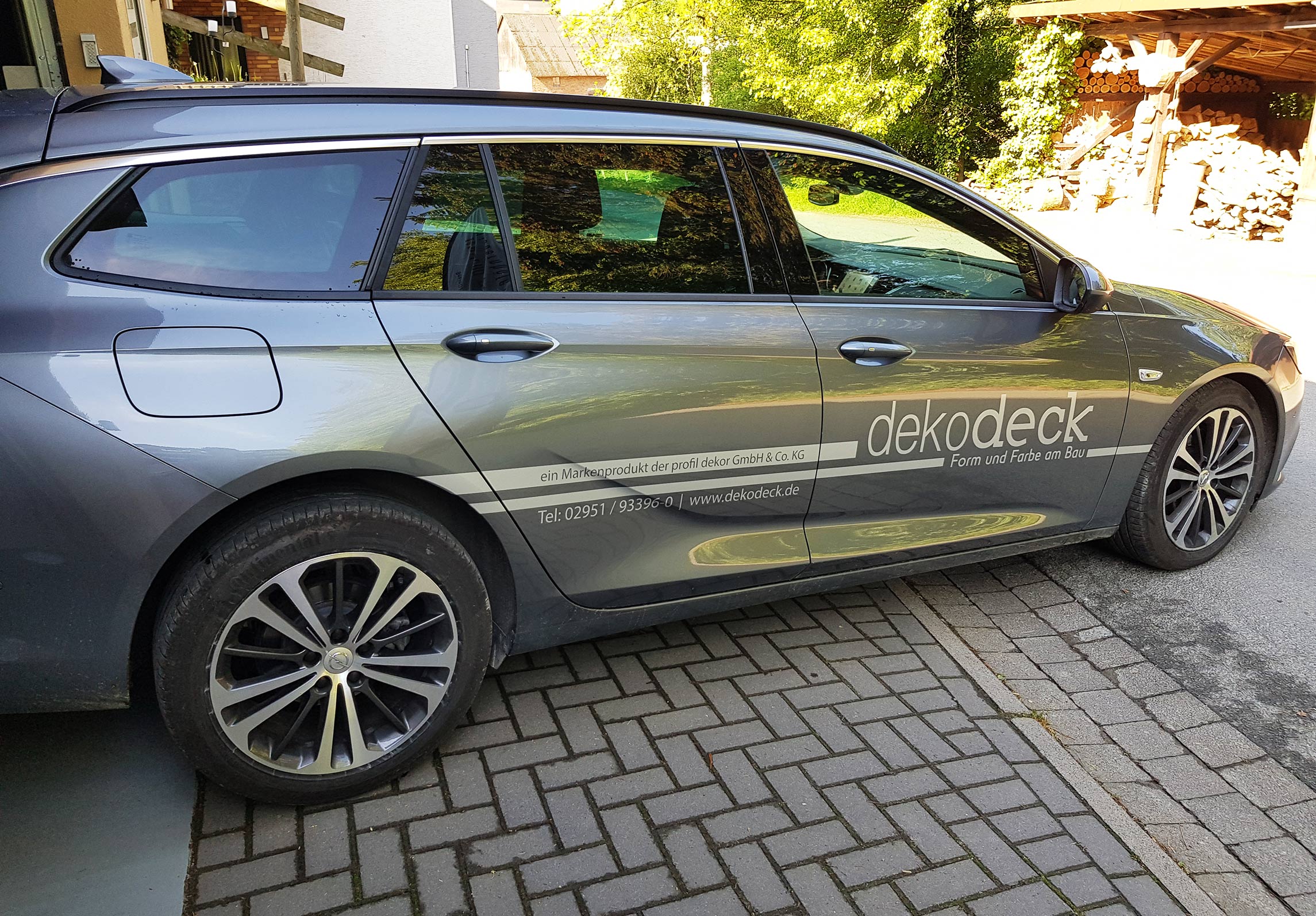 Fahrzeugbeschriftung als Werbemöglichkeit – Design von ProjectPartner Kleeschulte Bild von einer Fahrzeugbeschriftung im edlen Look